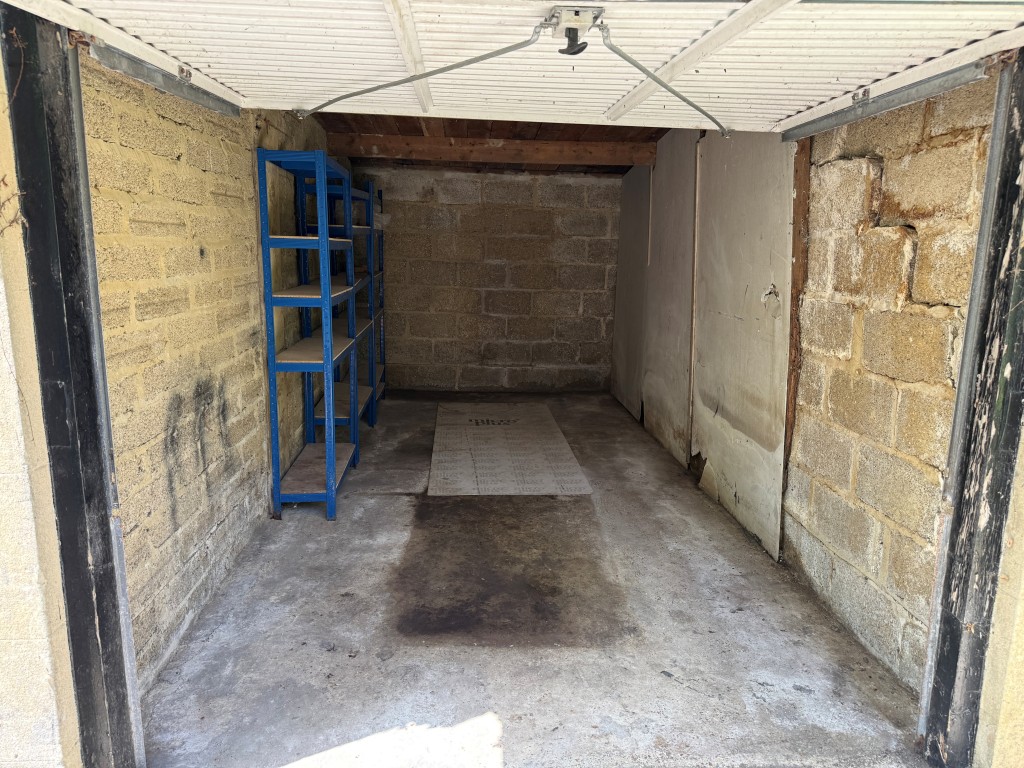 Lot: 25 - FREEHOLD DETACHED GARAGE AND PARKING SPACE IN CITY CENTRE - Internal view of garage from front